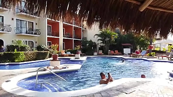 La Chica Acostada En La Orilla De La Alberca Es Evitaloveporn El Pendejo Que Está Con El Cel Es Un Desconocido Que No Sab thumbnail