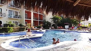 La chica acostada en la orilla de la alberca es evitaloveporn el pendejo que está con el cel es un desconocido que no sab