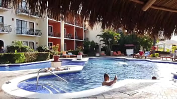 La chica acostada en la orilla de la alberca es evitaloveporn el pendejo que está con el cel es un desconocido que no sab