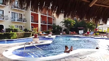 La Chica Acostada En La Orilla De La Alberca Es Evitaloveporn El Pendejo Que Está Con El Cel Es Un Desconocido Que No Sab thumbnail