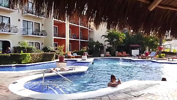 La chica acostada en la orilla de la alberca es evitaloveporn el pendejo que está con el cel es un desconocido que no sab