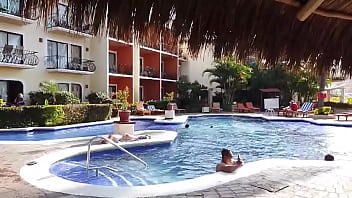 La chica acostada en la orilla de la alberca es evitaloveporn el pendejo que está con el cel es un desconocido que no sab