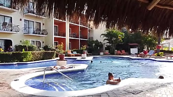 La chica acostada en la orilla de la alberca es evitaloveporn el pendejo que está con el cel es un desconocido que no sab