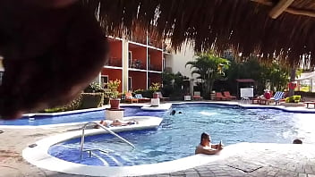 La Chica Acostada En La Orilla De La Alberca Es Evitaloveporn El Pendejo Que Está Con El Cel Es Un Desconocido Que No Sab thumbnail