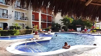 La chica acostada en la orilla de la alberca es evitaloveporn el pendejo que está con el cel es un desconocido que no sab