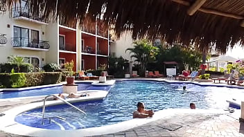 La chica acostada en la orilla de la alberca es evitaloveporn el pendejo que está con el cel es un desconocido que no sab