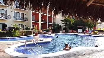 La chica acostada en la orilla de la alberca es evitaloveporn el pendejo que está con el cel es un desconocido que no sab