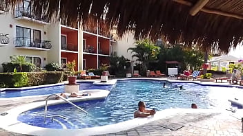 La chica acostada en la orilla de la alberca es evitaloveporn el pendejo que está con el cel es un desconocido que no sab