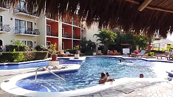 La chica acostada en la orilla de la alberca es evitaloveporn el pendejo que está con el cel es un desconocido que no sab