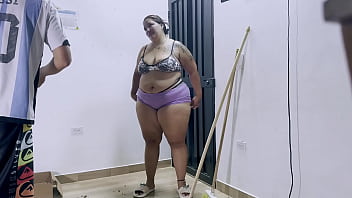 Jefe se folla a su empleada de gran culo le da leche en sus tetas