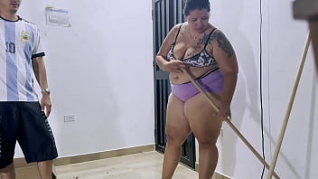 Jefe se folla a su empleada de gran culo le da leche en sus tetas