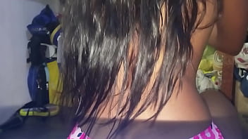 Sexy putita me ofrece el servicio de limpieza Sexy putita me ofrece el servicio de limpieza
