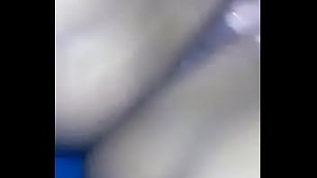 Se masturba en su cuarto Se masturba en su cuarto
