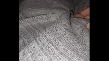 Il marito russa e lei si tocca la fica