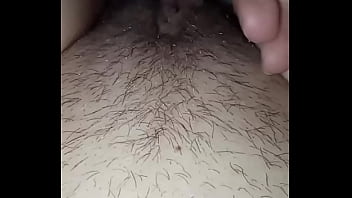 Il marito russa e lei si tocca la fica