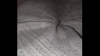 Il marito russa e lei si tocca la fica