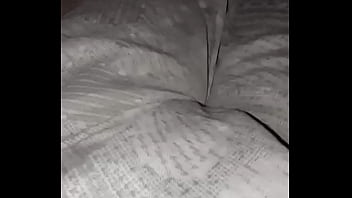 Il marito russa e lei si tocca la fica