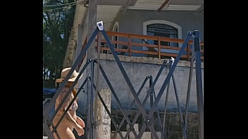 Casada usando um body bem socado no rabo e o marido vê e não fala nada