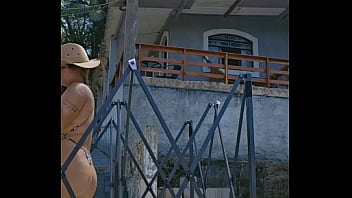 Casada usando um body bem socado no rabo e o marido vê e não fala nada