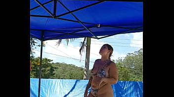 Casada usando um body bem socado no rabo e o marido vê e não fala nada