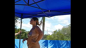 Casada usando um body bem socado no rabo e o marido vê e não fala nada