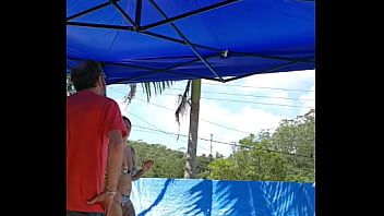 Casada usando um body bem socado no rabo e o marido vê e não fala nada