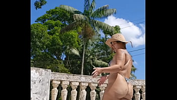 Casada usando um body bem socado no rabo e o marido vê e não fala nada