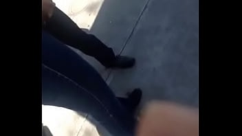 Culito esperando trolebús