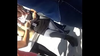 Culito esperando trolebús