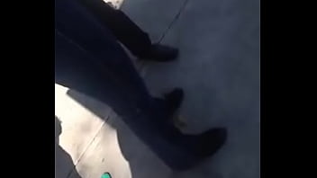 Culito esperando trolebús