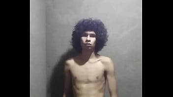 Cabeludo Batendo Uma thumbnail