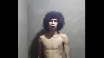 Cabeludo batendo uma