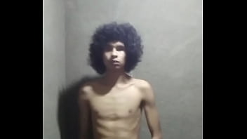 Cabeludo batendo uma