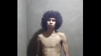 Cabeludo batendo uma