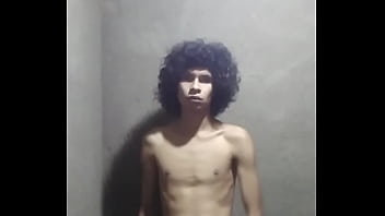 Cabeludo batendo uma