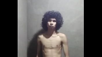 Cabeludo batendo uma