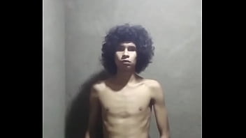 Cabeludo batendo uma