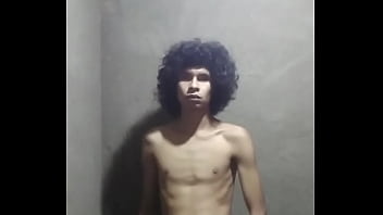 Cabeludo batendo uma