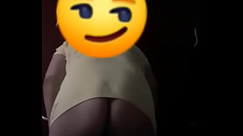 Provocando só de camisa