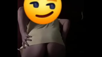 Provocando só de camisa