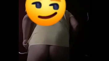 Provocando só de camisa