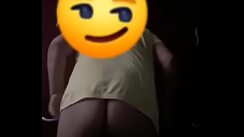 Provocando só de camisa