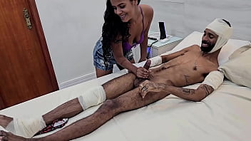 Foi visitar o amigo que foi atropelado e deixou ele foder sua namorada novinha safada no quarto privado do hospital