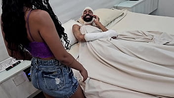 Foi visitar o amigo que foi atropelado e deixou ele foder sua namorada novinha safada no quarto privado do hospital