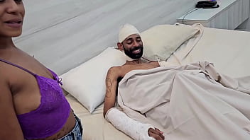 Foi visitar o amigo que foi atropelado e deixou ele foder sua namorada novinha safada no quarto privado do hospital