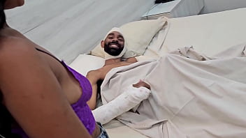 Foi visitar o amigo que foi atropelado e deixou ele foder sua namorada novinha safada no quarto privado do hospital