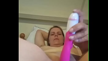 Dutch hottie quaroes cums hard showing her soaked pussy in stunning detail