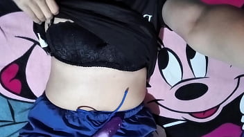 Latina de grandes tetas pillada con el novio de su hermanastra en video llamada casero real