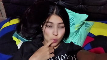 Latina de grandes tetas pillada con el novio de su hermanastra en video llamada casero real