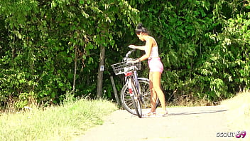 Skinny german latina teen christy ley with brown skin give a risky outdoor fuck with stranger for his help